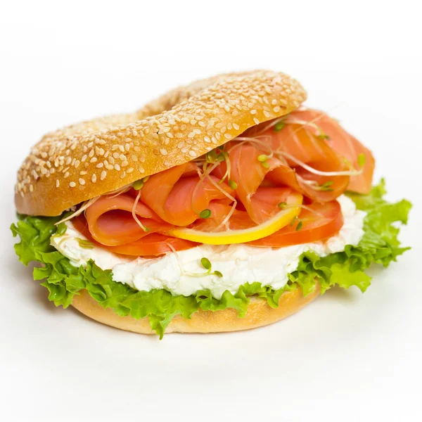 Cream cheese and smoked salmon bagel — Stock Photo, Image