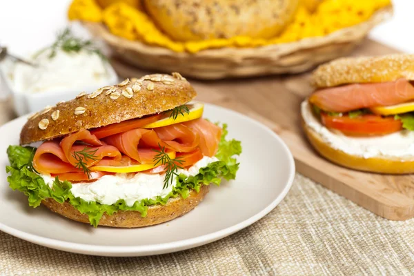 Räucherlachs-Bagel — Stockfoto