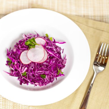 kırmızı lahana salatası