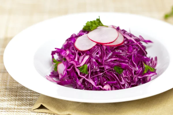 Salada de repolho vermelho — Fotografia de Stock