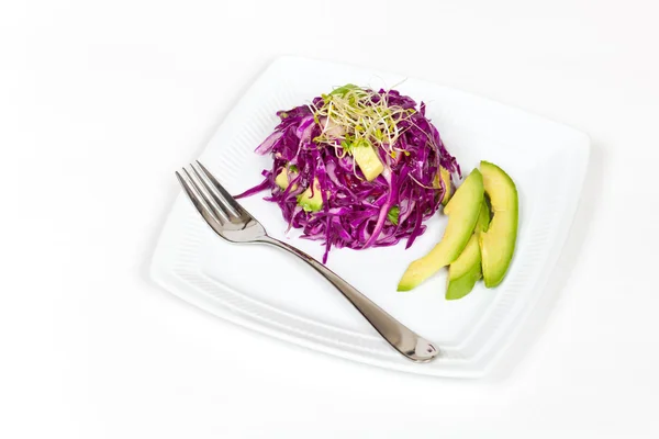 Красная капуста и салат авокадо — стоковое фото