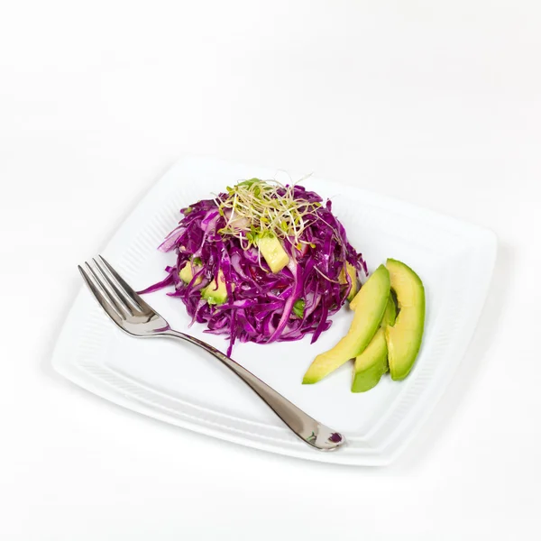 Красная капуста и салат авокадо — стоковое фото