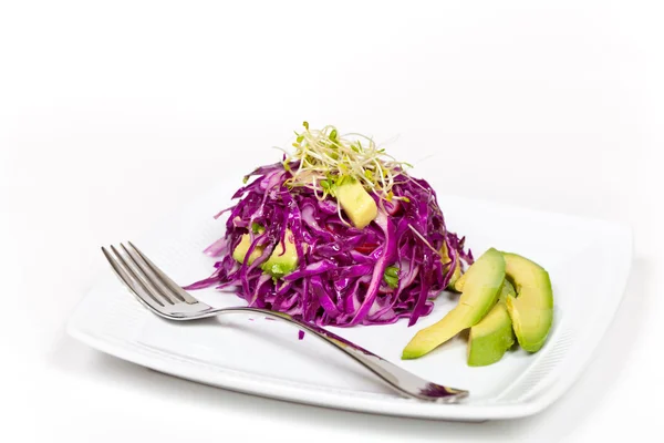 Rotkohl und Avocadosalat — Stockfoto