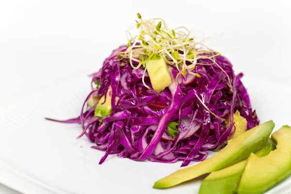 Rotkohl und Avocadosalat — Stockfoto