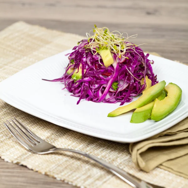 Kırmızı lahana ve Avokado salatası — Stok fotoğraf