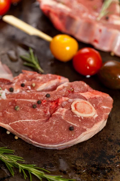 Chuletas de cordero crudas — Foto de Stock