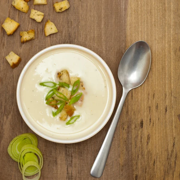ねぎとジャガイモのスープのボウル — ストック写真