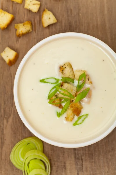 Eine Schüssel Lauch und Kartoffelsuppe — Stockfoto