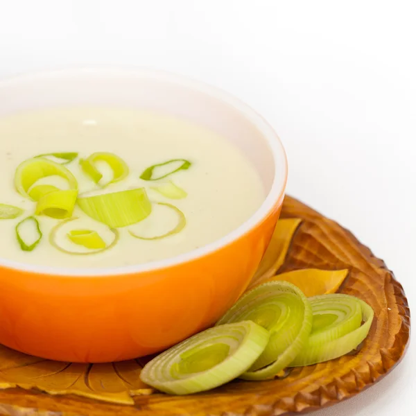 Eine Schüssel Lauch und Kartoffelsuppe — Stockfoto