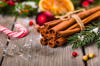 Noel Tatili Kompozisyonu Tarçın ve Tahta Arkaplan Noel Dekorasyonu. Yeni yıl konsepti ve Noel afişi. Seçici odak.