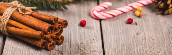 Kerstvakantie Samenstelling Kaneel Kerstversiering Houten Achtergrond Nieuwjaarsconcept Kerstspandoek Selectieve Focus — Stockfoto