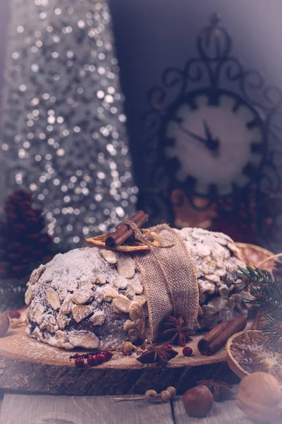 Weihnachten Urlaub Hintergrund Stollen Deutscher Weihnachtskuchen Mit Getrockneten Früchten Und — Stockfoto