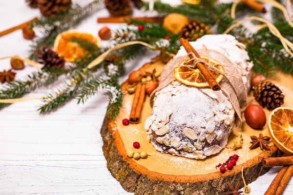 Kerstvakantie Achtergrond Stollen Duitse Kerstcake Met Gedroogde Vruchten Gesneden Amandelen — Stockfoto