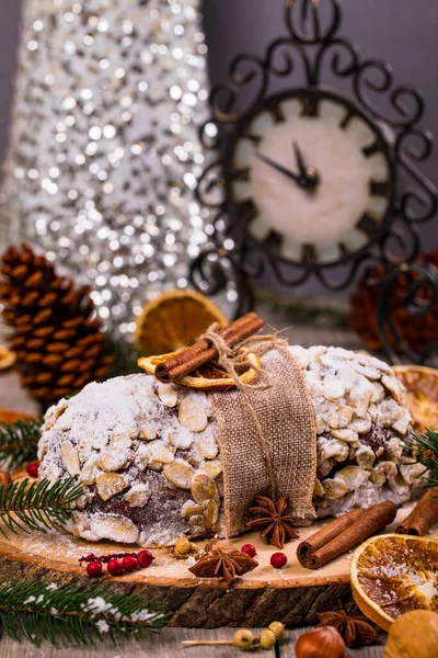 Kerstvakantie Achtergrond Stollen Duitse Kerstcake Met Gedroogde Vruchten Gesneden Amandelen — Stockfoto
