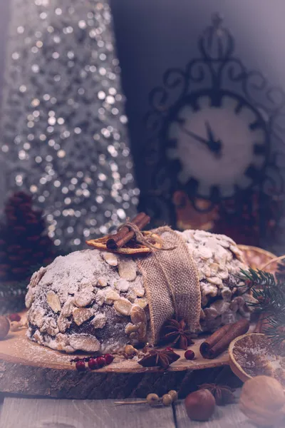 Świąteczne Tło Stollen Niemieckie Ciasto Świąteczne Suszonymi Owocami Orzechami Migdałowymi Obrazek Stockowy