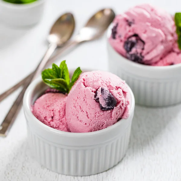 Cherry Vanilla Ice Cream Cherry Frozen Yogurt Selective Focus — стоковое фото