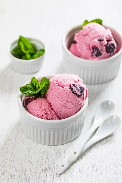 Helado Vainilla Cereza Yogur Congelado Cereza Enfoque Selectivo — Foto de Stock