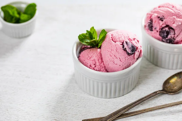 Cherry Vanilla Ice Cream Cherry Frozen Yogurt Selective Focus — Fotografia de Stock