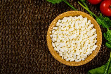 Feta, ıspanaklı ve domatesli peynirli sandviç. Seçici odak.