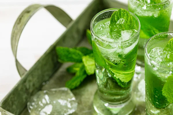 Bebidas Cóctel Licor Menta Refrescante Dulce Verano Con Hielo Hojas — Foto de Stock