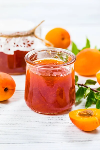 Marillenmarmelade Mit Frischer Sommermarille Auf Weißem Holzhintergrund Selektiver Fokus — Stockfoto