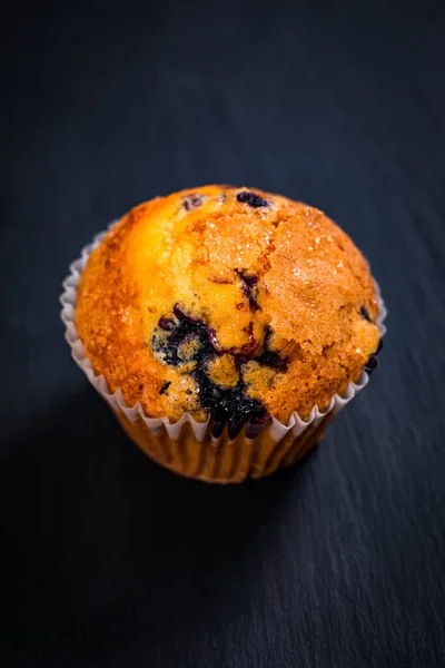 Muffins Med Blåbär Svart Kalkbräda Med Copy Space Selektiv Inriktning — Stockfoto