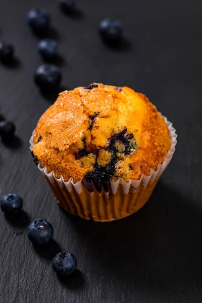 Muffins Med Blåbär Svart Kalkbräda Med Copy Space Selektiv Inriktning — Stockfoto