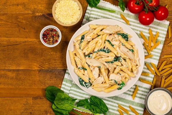 Poulet Alfredo Parmesan Penne Pâtes Aux Épinards Sur Fond Bois — Photo