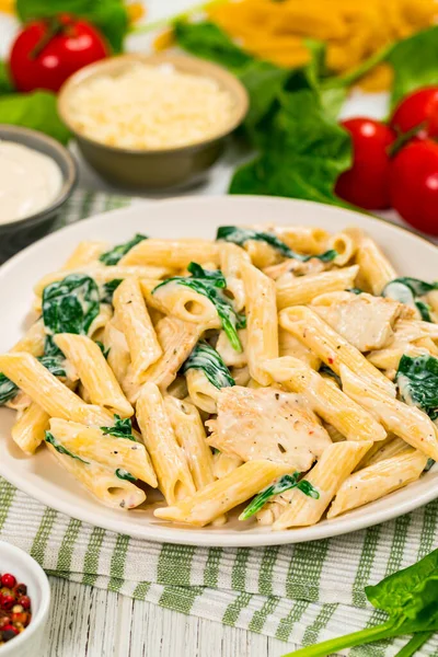 Kurczak Alfredo Parmesan Penne Makaron Szpinakiem Skupienie Selektywne — Zdjęcie stockowe