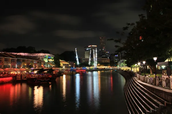 Clarke quay Singapur gece çekimi