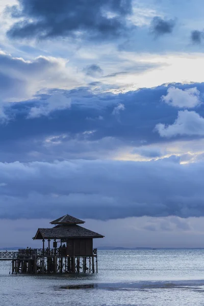 蓝多云的天空水小屋 — 图库照片