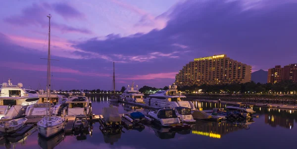 Jacht pier op zonsondergang tijd onder lange blootstelling in hong kong — Stockfoto