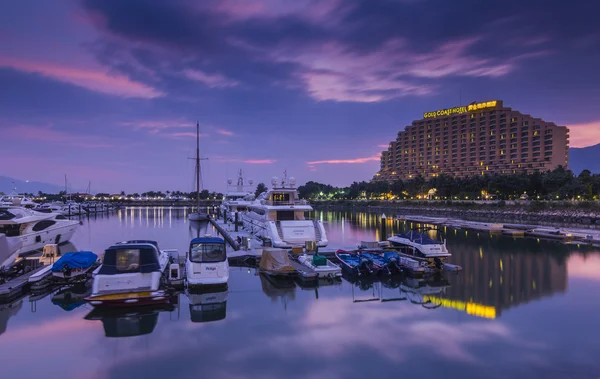 Jachta molo na čas západu slunce za dlouhé expozice v hong Kongu — Stock fotografie