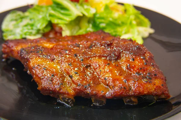 Primer Plano Deliciosa Barbacoa Costilla Cerdo Con Verduras Plato Poco — Foto de Stock