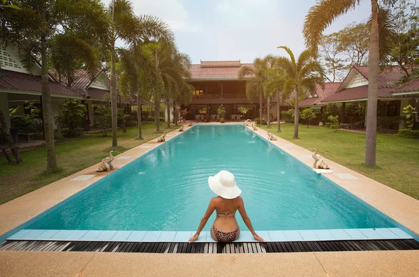 Donna vicino alla piscina — Foto Stock