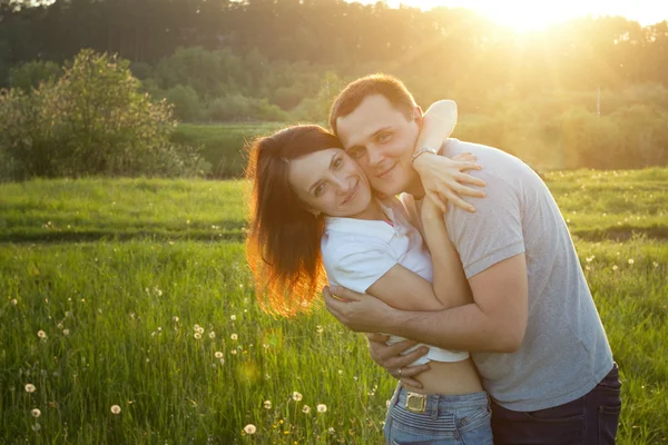 Pareja feliz al atardecer — Foto de Stock