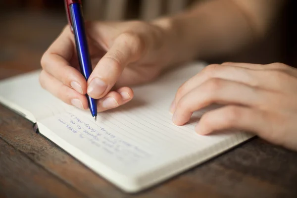 Mani astratte che scrivono sulla carta — Foto Stock