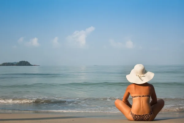 Vacaciones, mujer en la playa — Foto de Stock