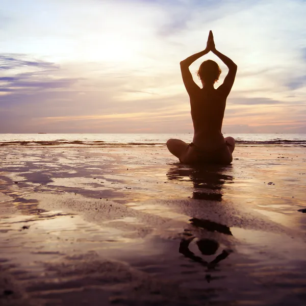 Yoga au coucher du soleil — Photo