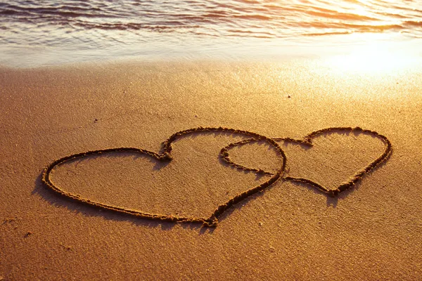 Zwei Herzen am Strand Stockbild