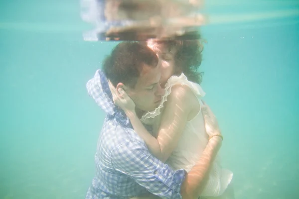 Pareja bajo el agua —  Fotos de Stock