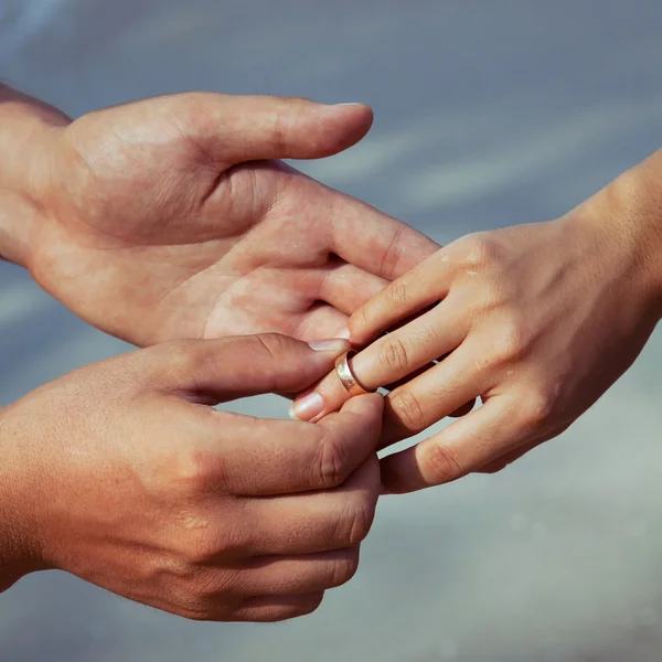 Руки и кольцо — стоковое фото