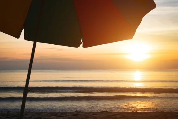 Reizen achtergrond met parasol — Stockfoto