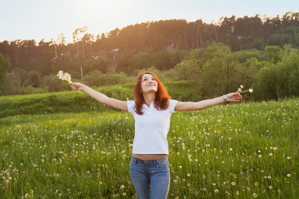 Zorgeloos zomer, genietend van de zon — Stockfoto