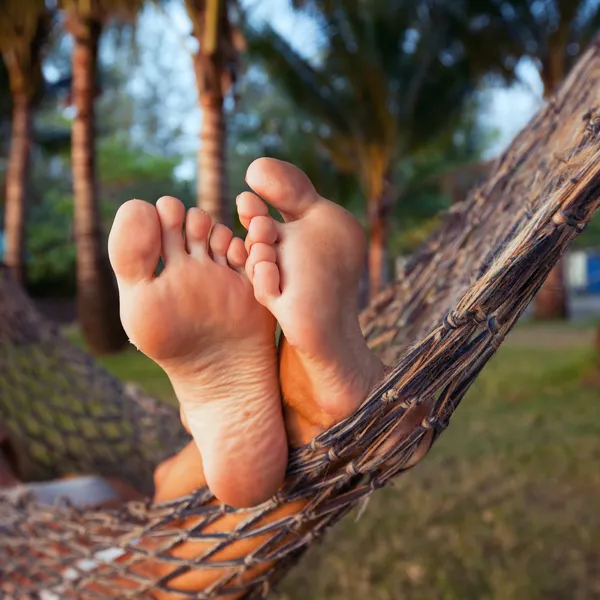 Vrouw in hangmat — Stockfoto