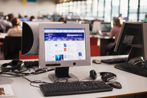 Computers in onderwijs centrum — Stockfoto