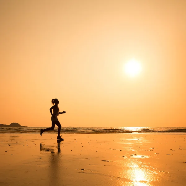 Silhouette femme sur la plage — Photo