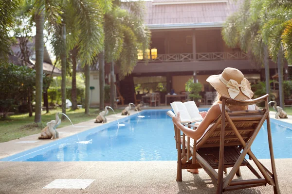 şezlong içinde yatan kadın