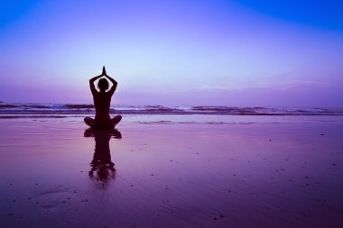Sahilde yoga.