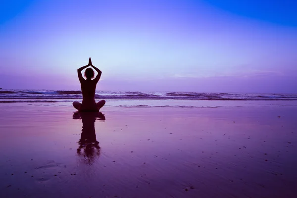 Yoga op het strand — Stockfoto